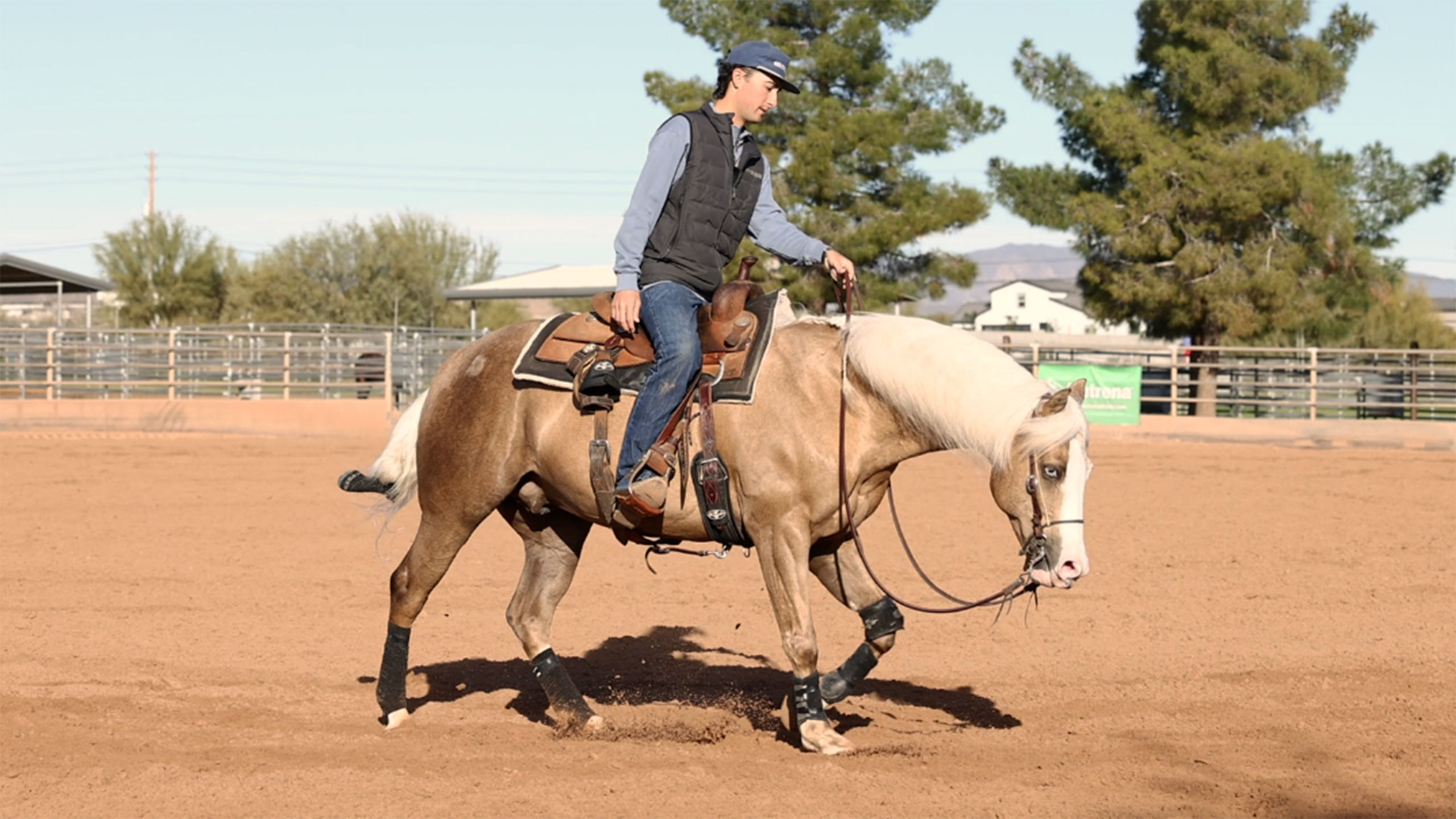 Circling a horse that looks to the outside & is too reactive to my legs
